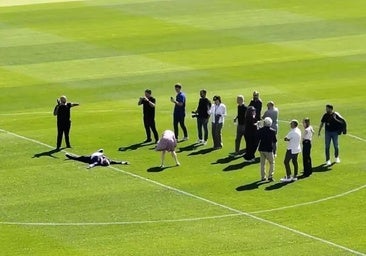 La surrealista imagen de Laporta tirado panza arriba sobre el Camp Nou