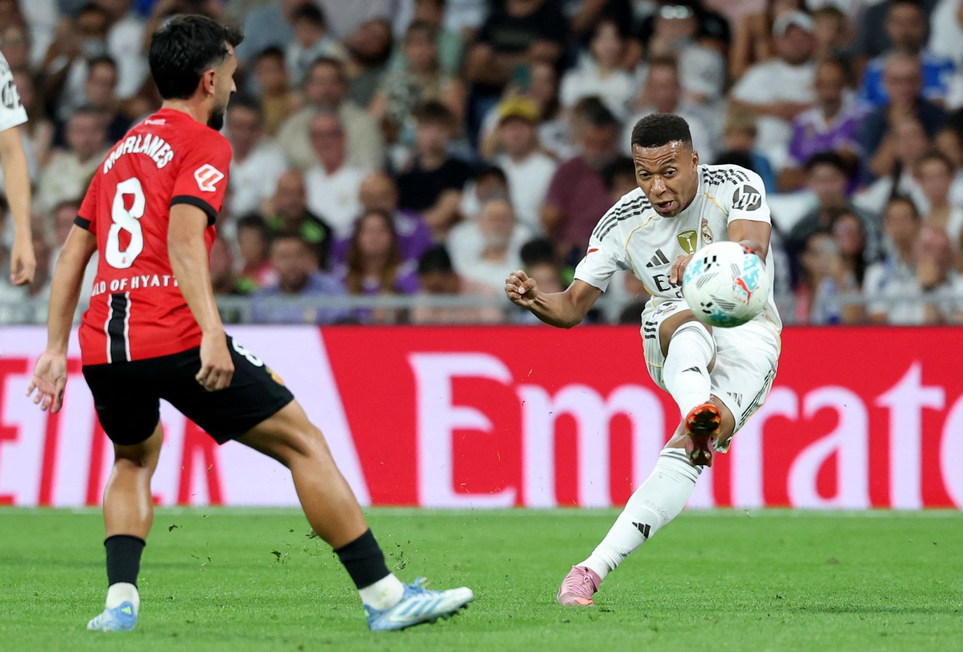 Mbappé intenta un lanzamiento a puerta