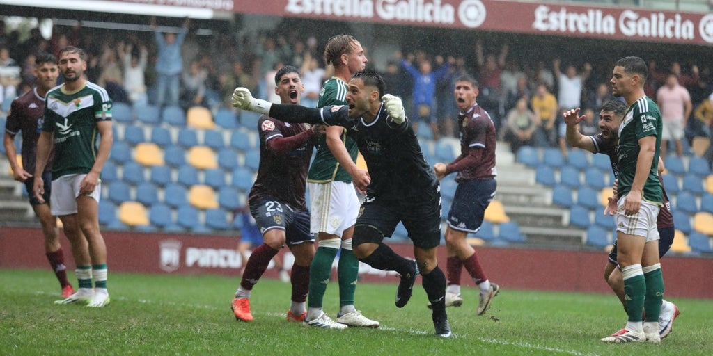 Un cabezazo en el último minuto de Raúl Marqueta, portero del Pontevedra, da el empate a su equipo ante el Cacereño