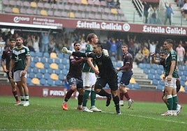 Un cabezazo en el último minuto de Raúl Marqueta, portero del Pontevedra, da el empate a su equipo ante el Cacereño