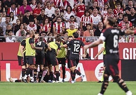 Al Sevilla FC le urge desbloquear su mercado