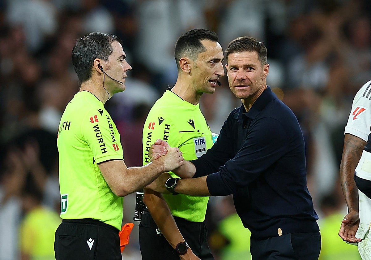 Alonso, despidiéndose de los árbitros al final del partido