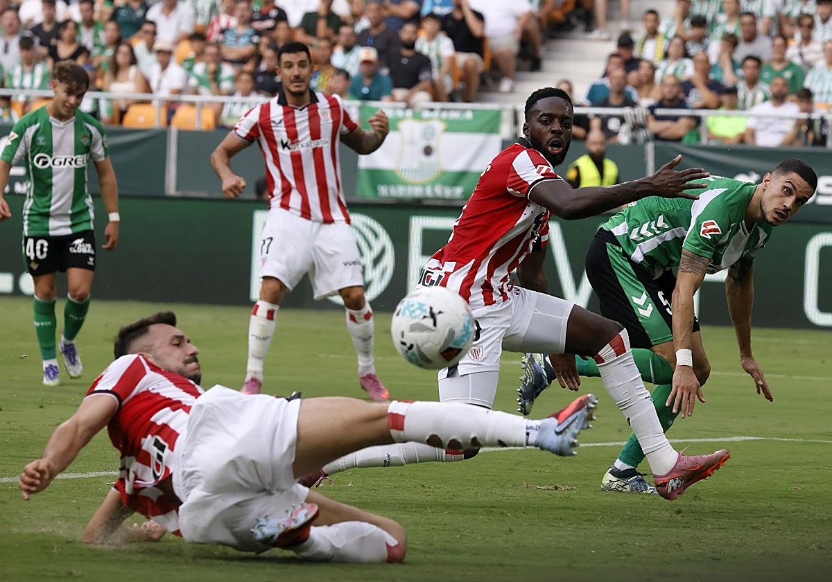 Bartra despeja un balón en el transcurso del Betis-Athletic