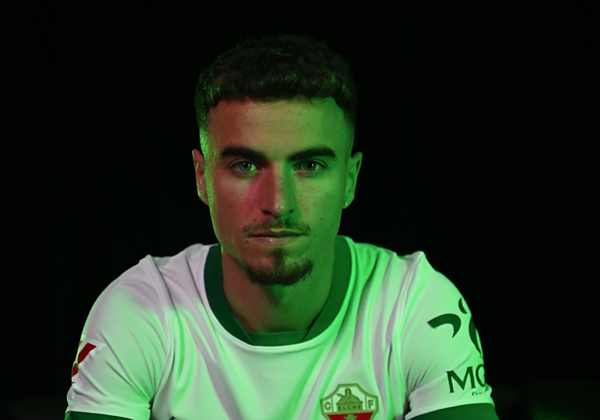 Adrià Pedrosa, con la camiseta del Elche