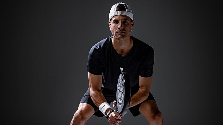 Momo González posa con su nueva pala