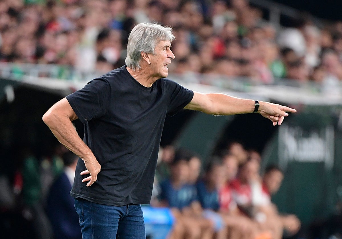 Manuel Pellegrini da instrucciones desde la banda