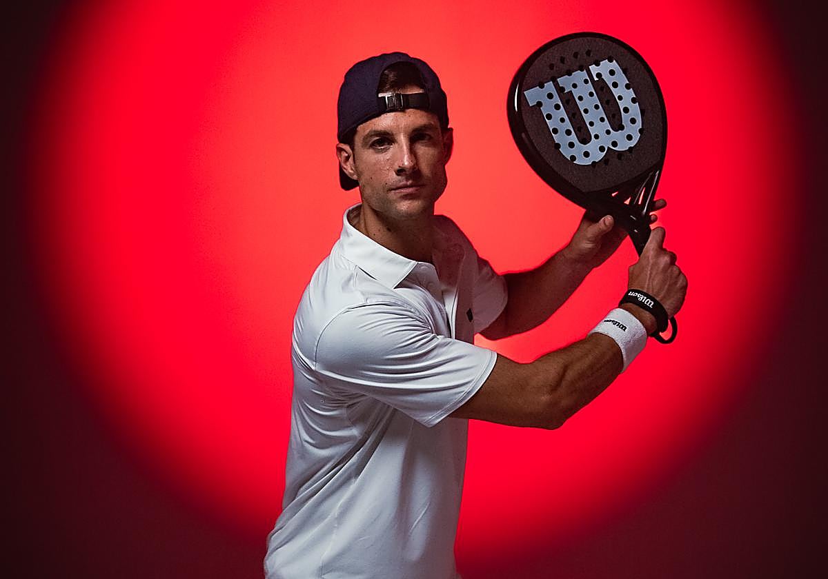 Momo González posando con la pala de su nueva marca