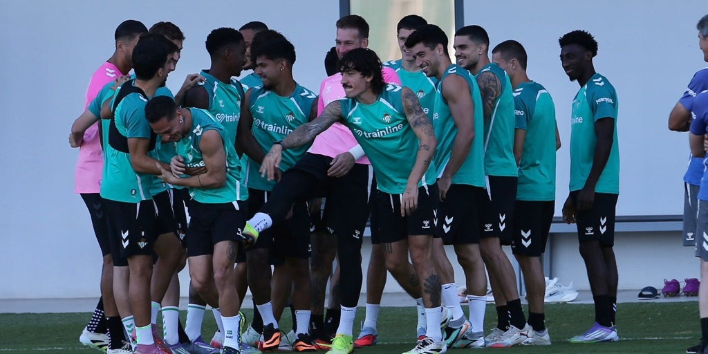 Antony recibe el cariño de sus compañeros en su vuelta a los entrenamientos con el Betis
