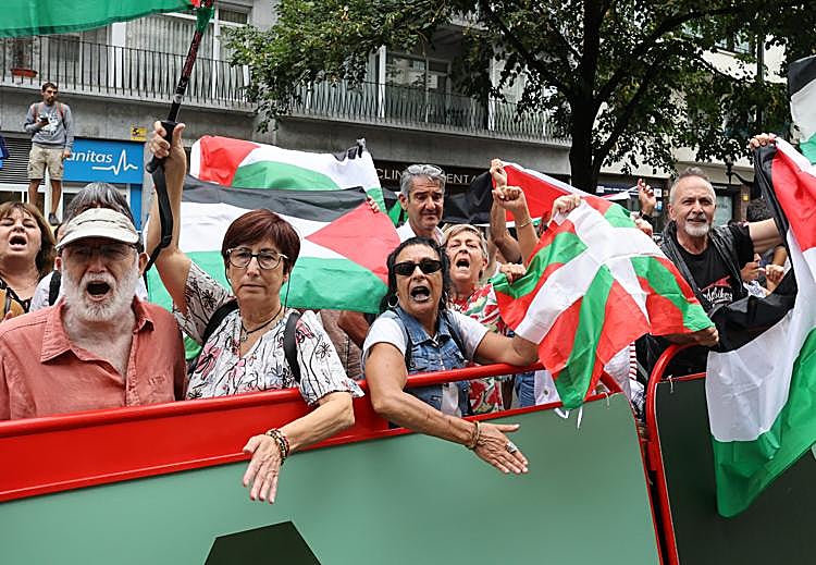 Manifestantes pro Palestina en la meta de Bilbao