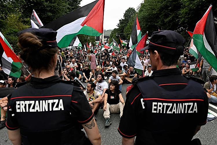 Manifestantes pro Palestina en la meta de Bilbao