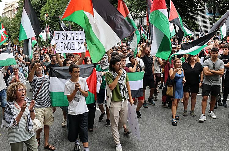 Manifestantes pro Palestina en la meta de Bilbao