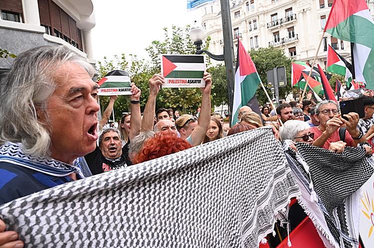 Manifestantes pro Palestina en la meta de Bilbao