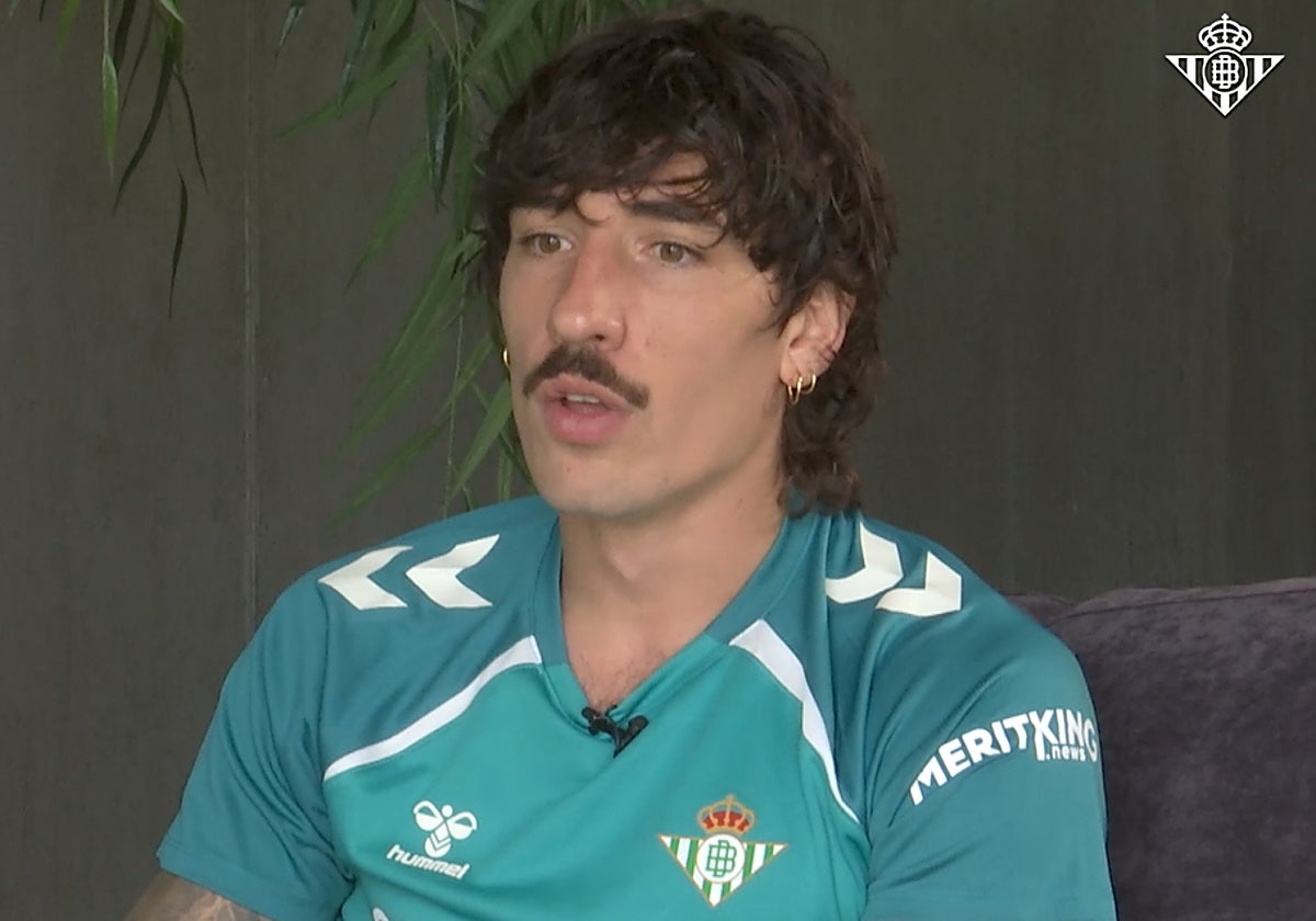 Héctor Bellerín atiende a los medios oficiales del Betis