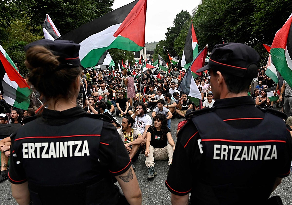 Agentes de la Ertzaintza vigilan a los activistas Pro-Palestina