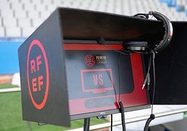 El VAR 'low cost' en Primera RFEF: picaresca, partidos interminables, más interrupciones y polémica