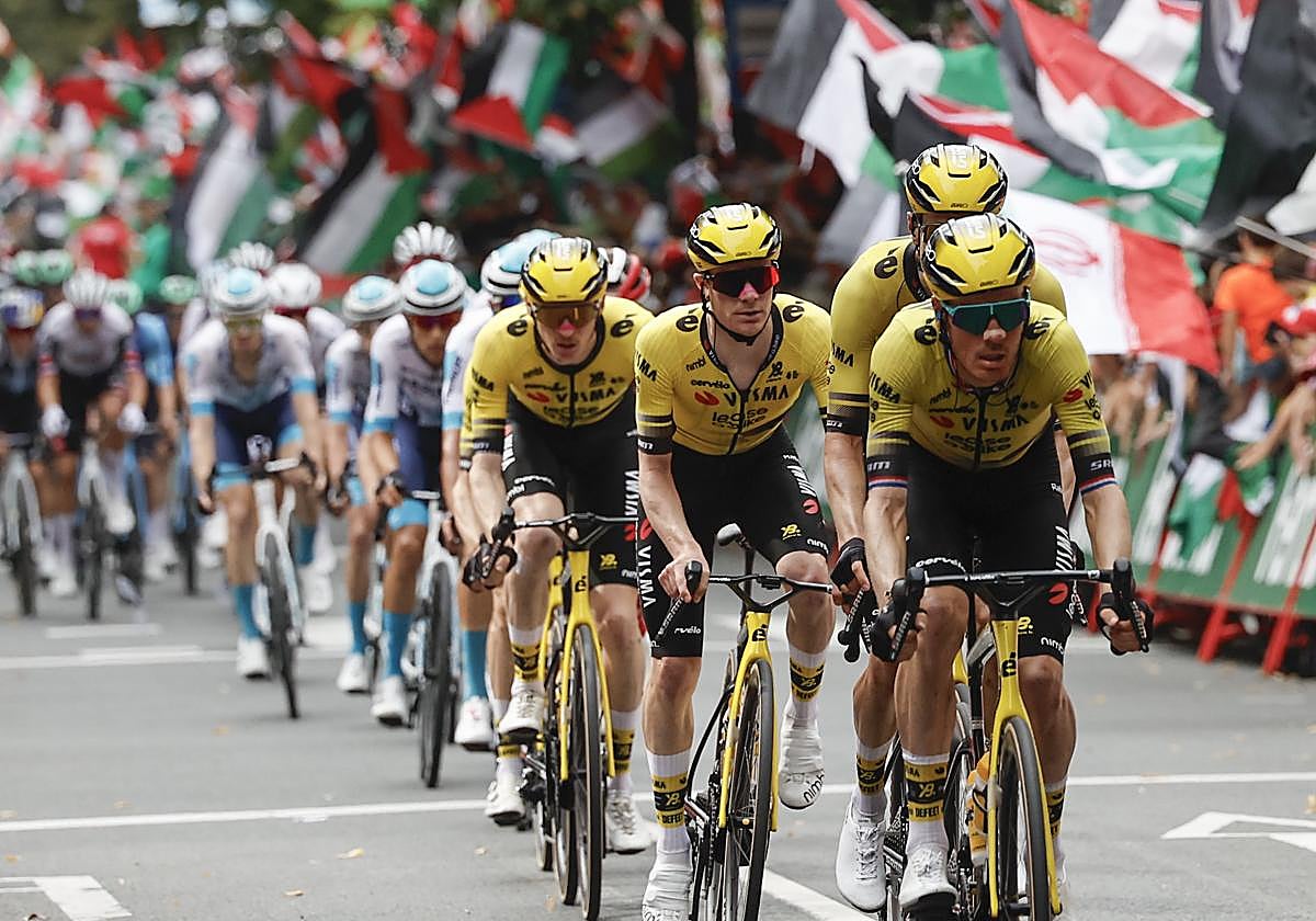 El equipo Visma en Bilbao con decenas de banderas de Palestina detrás