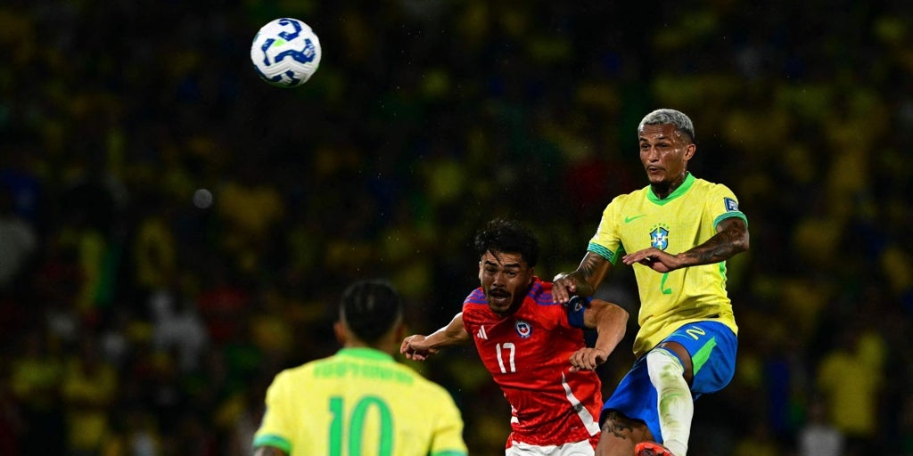 Suazo, titular con Chile en la contundente derrota ante Brasil