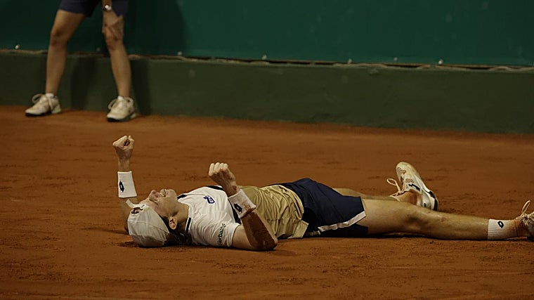 Buse, lying in the clay of Betis tennis, celebrating his worked victory in the final against Olivieri