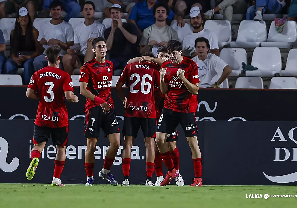 Gonzalo Petit celebra la victoria del Mirandés