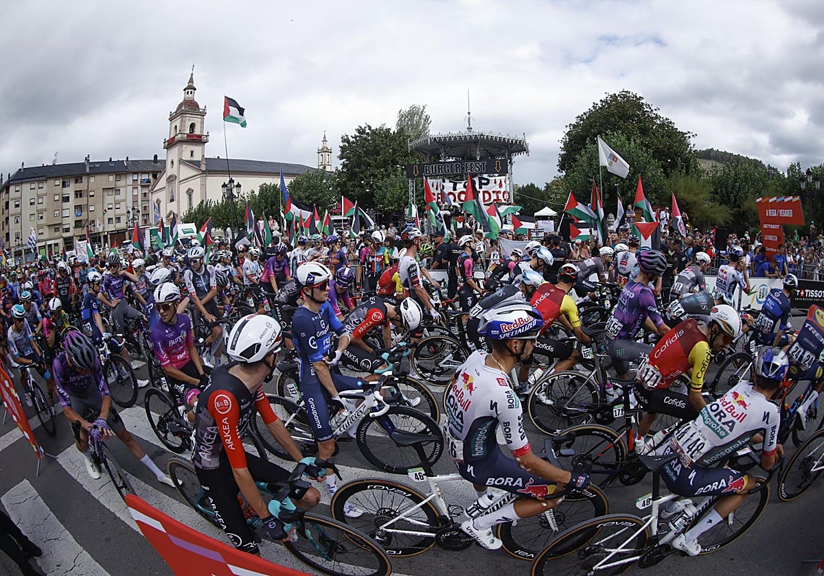 Manifestantes en la salida de Vegadeo