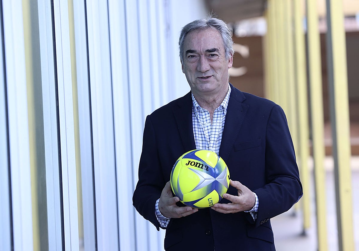 Javier Lozano, todavía presidente de la LNFS, durante una visita a ABC