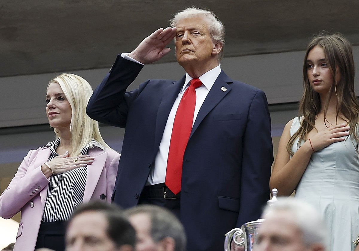 Donald Trump, presidente de los Estados Unidos, durante la interpretación del himno de su país