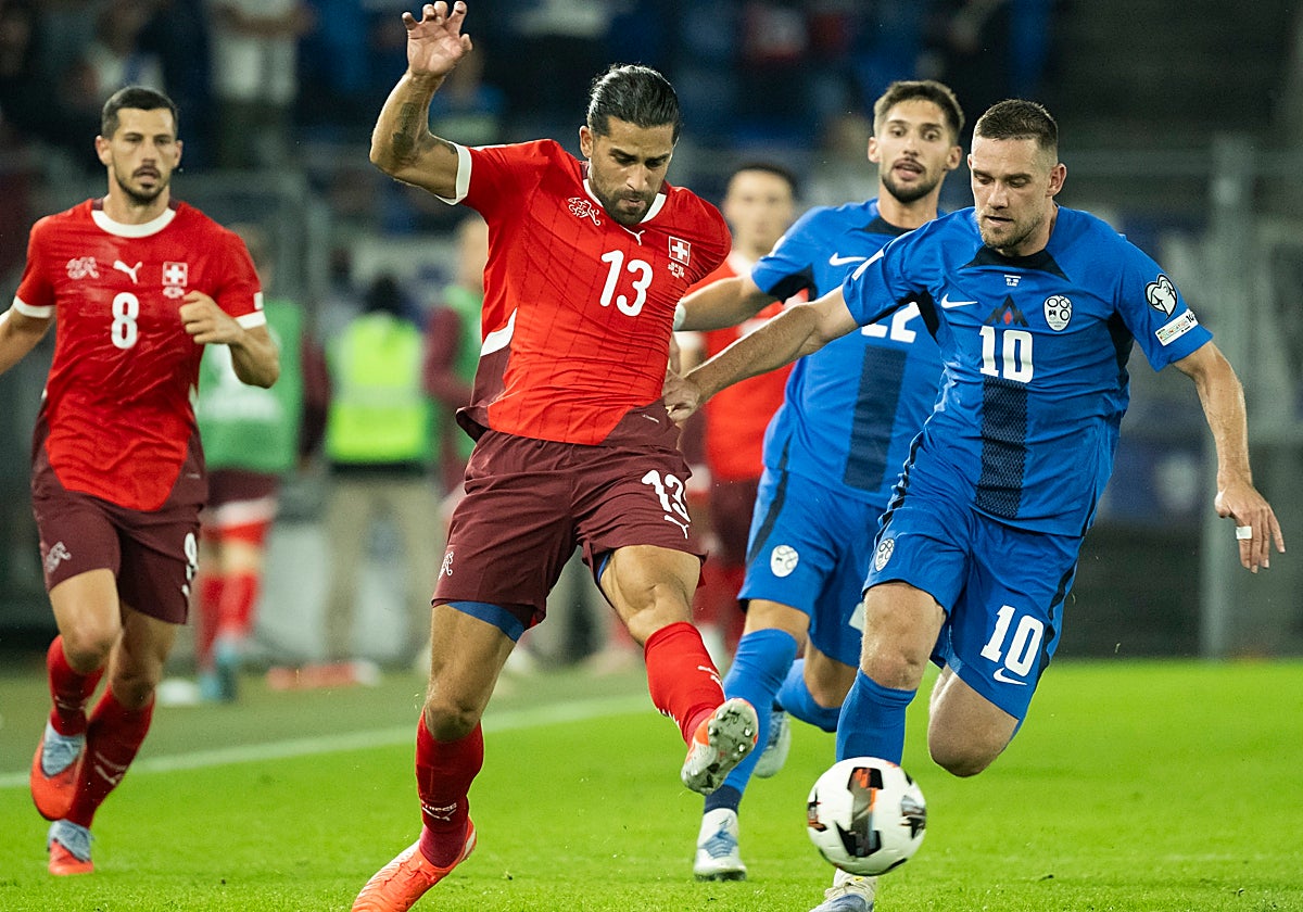 Ricardo Rodríguez disputa el balón con el esloveno Elsnik