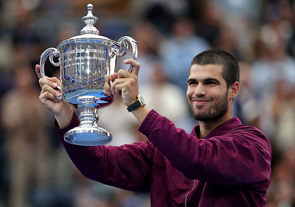 Carlos Alcaraz muestra orgulloso el trofeo del US Open 2025