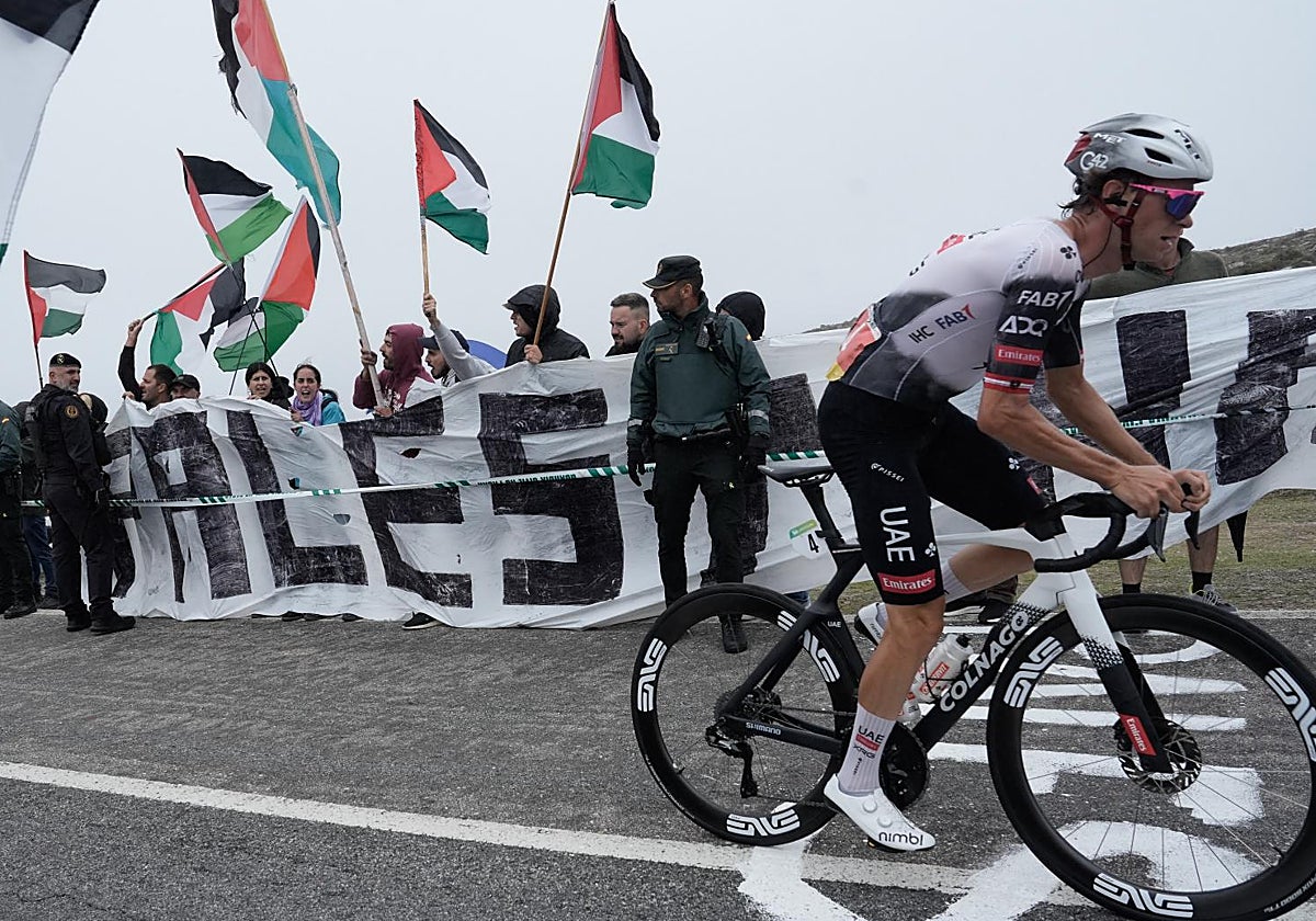 Manifestantes en el Alto da Gropa durante la 16ª etapa de la Vuelta