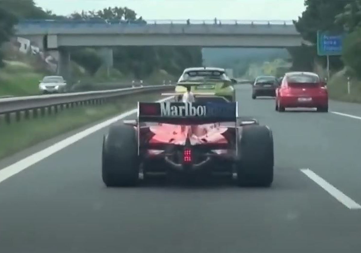 El misterioso Ferrari, circulando por una autopista