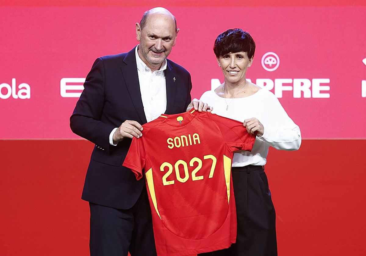 Sonia Bermúdez, con Rafa Louzán, presidente de la Federación