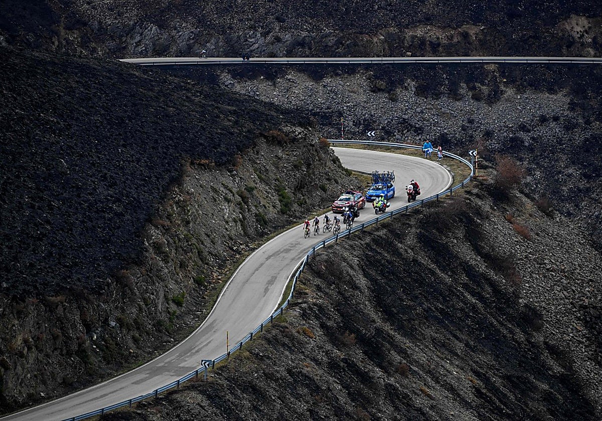 Los ciclistas suben el puerto calcinado del Morredero