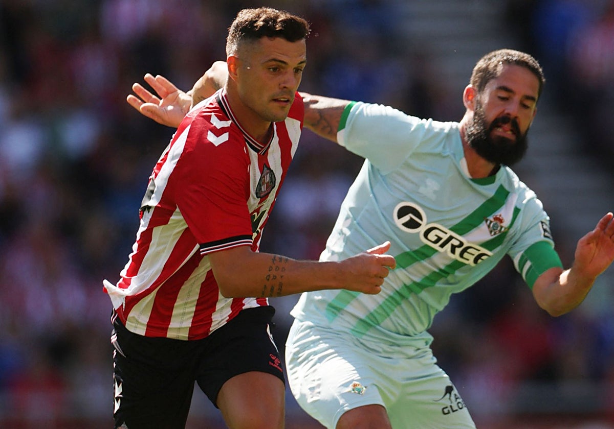 Isco pugna con Xhaka durante el Sunderland - Betis de pretemporada