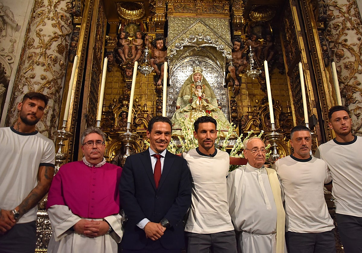 Ofrenda del Sevilla FC a la Virgen de los Reyes en 2024