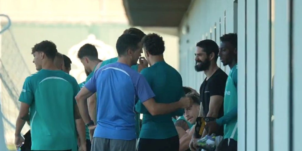 Isco, con muletas, visita a sus compañeros en la ciudad deportiva del Betis