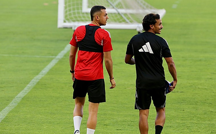 Imagen principal - Suazo y Jordán, novedades en el entrenamiento previo al Sevilla - Elche