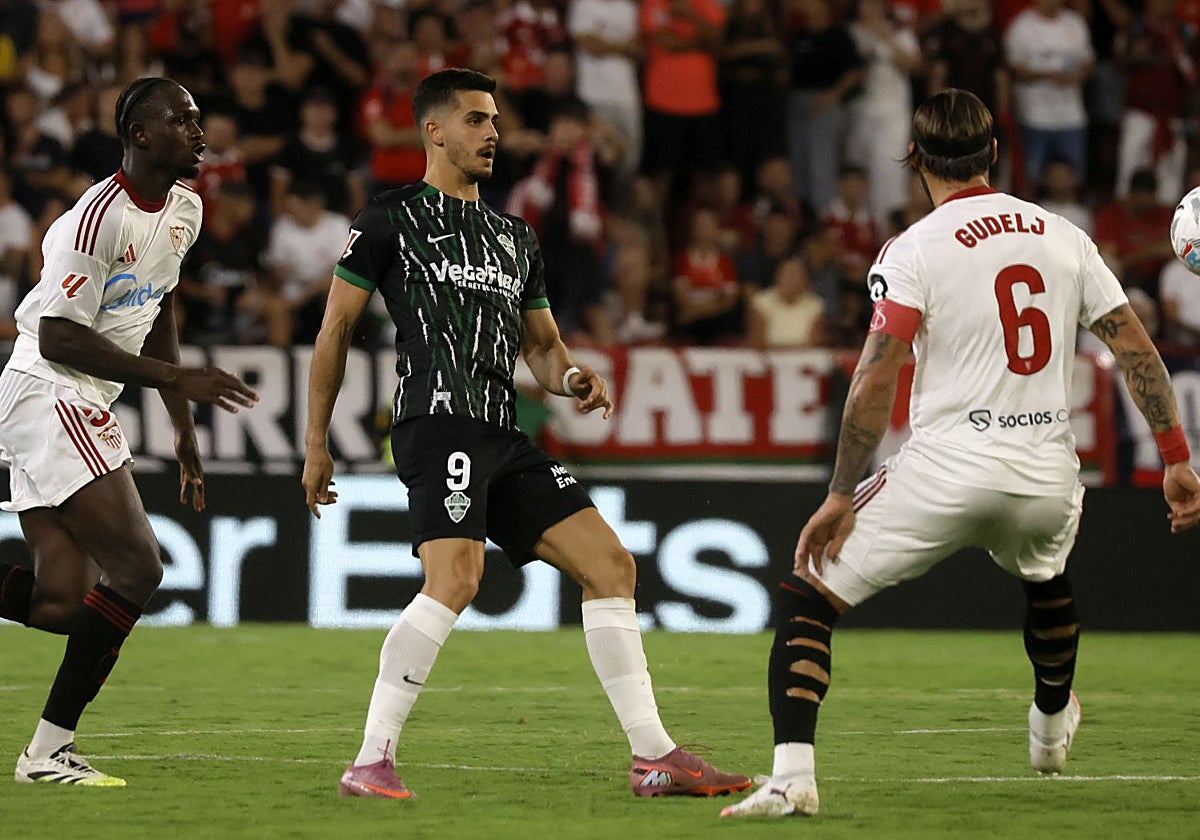 André Silva golpea el balón ante Nianzou y Gudelj
