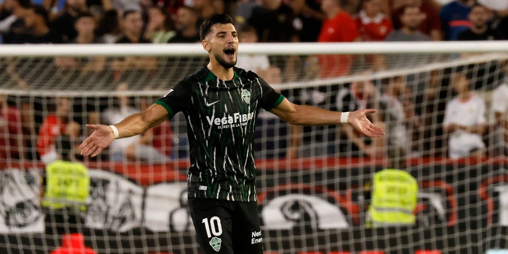 Rafa Mir: «Tengo un cariño y un respeto enorme por esta afición que no se va por celebrar un gol»