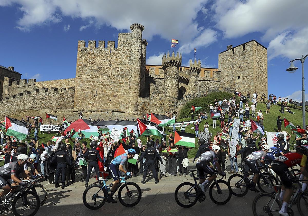 Decenas de personas protestan contra Israel al paso del pelotón por el Castillo de los Templarios en Ponferrada (León)
