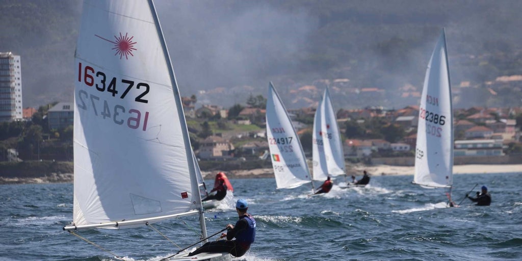 Las tripulaciones gallegas mandan en el Campeonato Ibérico de ILCA