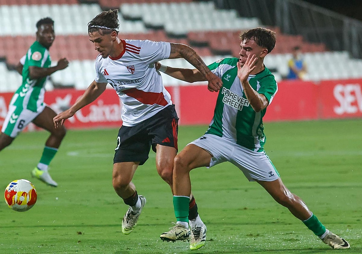 Lance del derbi chico disputado este sábado en el Estadio Jesús Navas