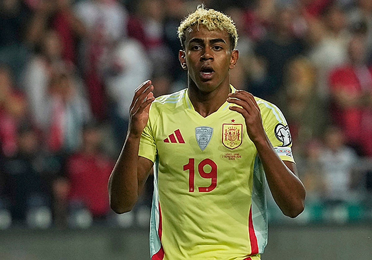 Lamine Yamal durante un partido con la selección española