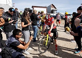 Vingegaard muestra su orgullo de campeón a los activistas insolidarios