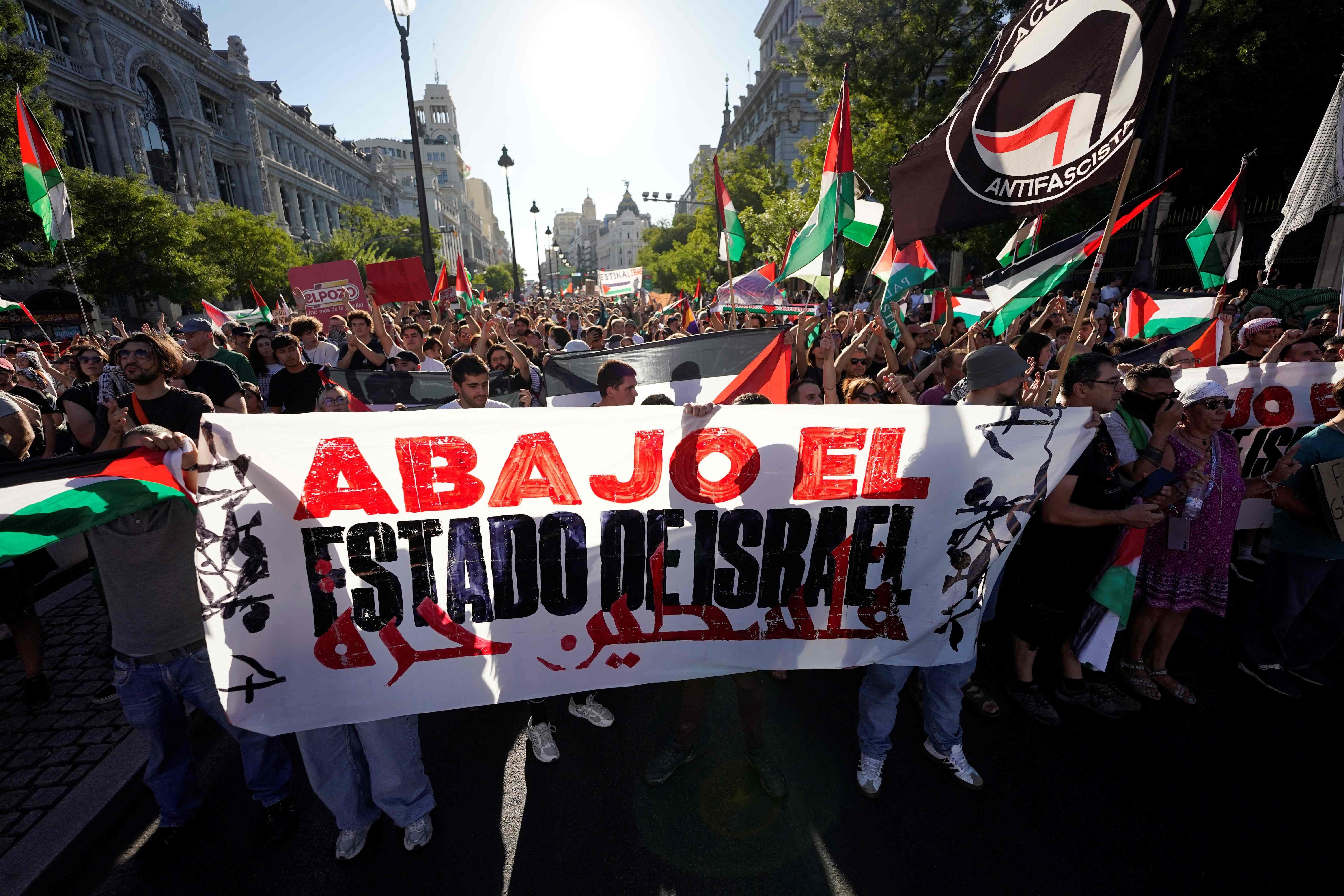 Manifestación en Madrid contra la guerra en Gaza tras la cancelación este domingo de la Vuelta ciclista.