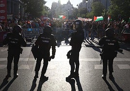 Botellazos a policías, agresiones a periodistas e insultos a los aficionados: así fue el polvorín de los violentos que reventó la Vuelta