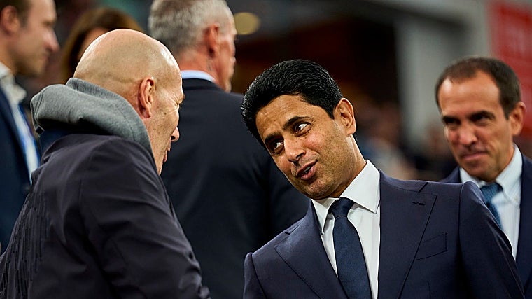 Zinedine Zidane y Nasser Al Khelaifi, se saludan durante la final en Roland Garros.