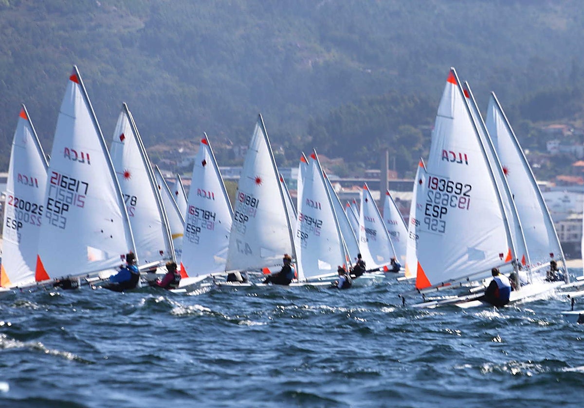La flota de ILCA navegando en la ría de Vigo