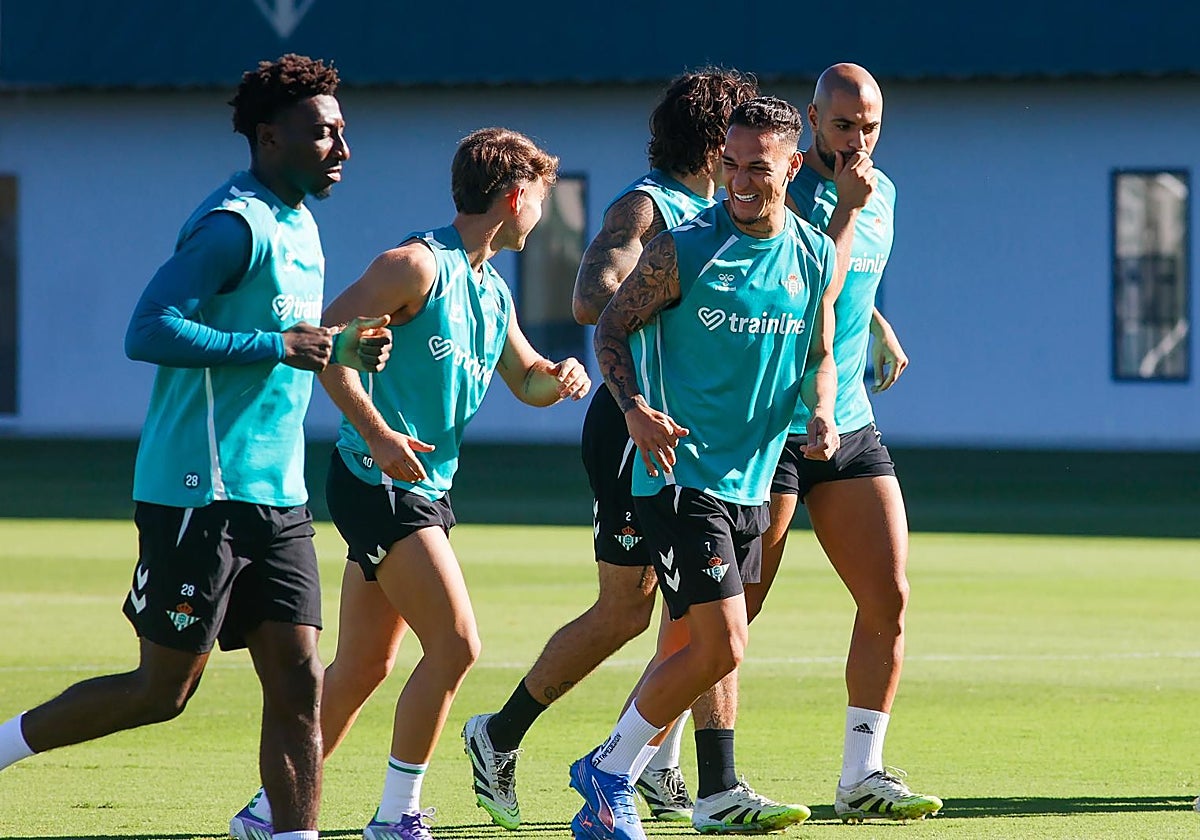 Amrabat y Antony, junto a varios compañeros, en el entrenamiento del viernes