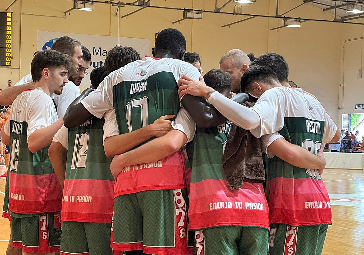El equipo cajista, haciendo piña en el partido en Morón