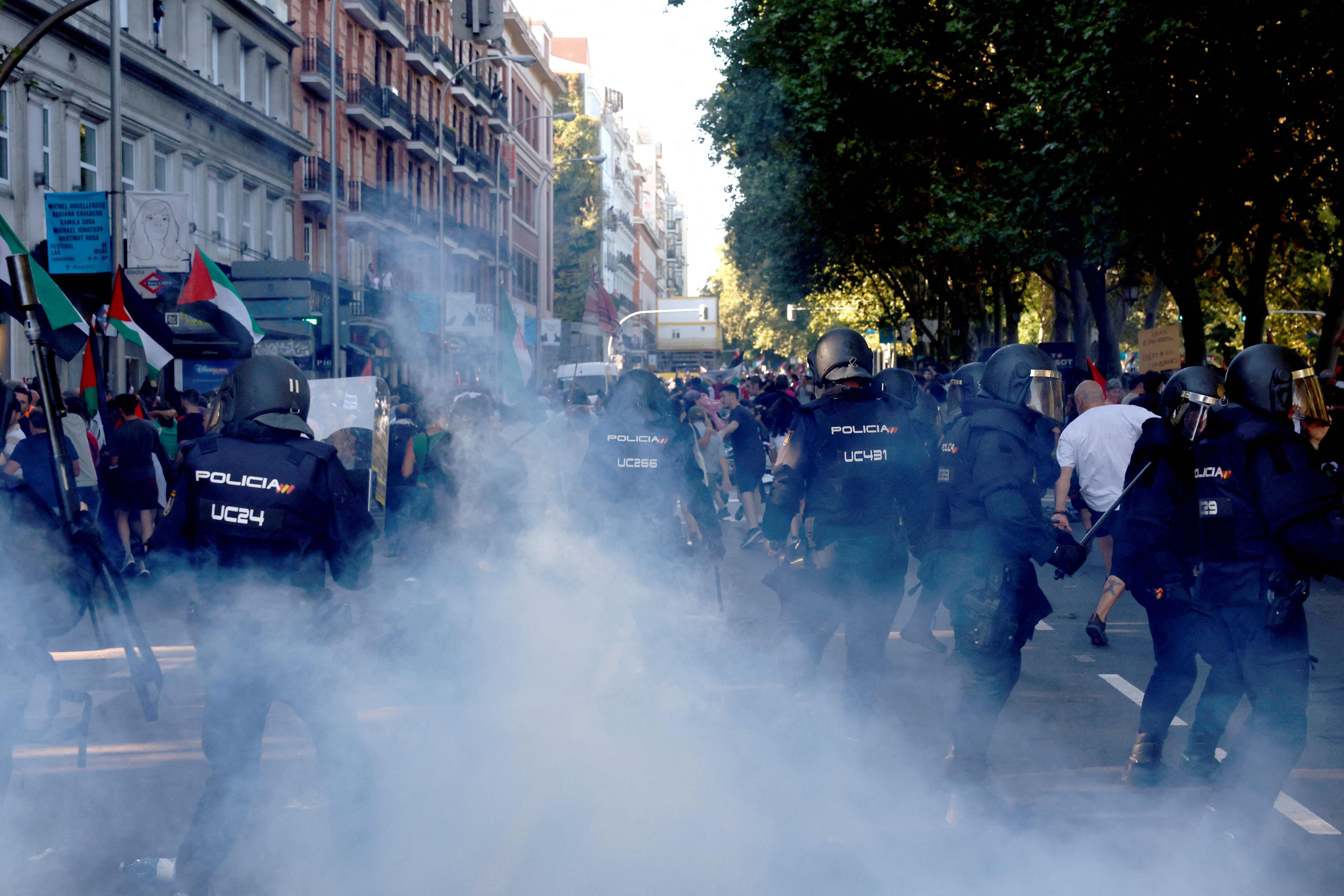 Cargas policiales en Madrid durante la etapa final de La Vuelta.